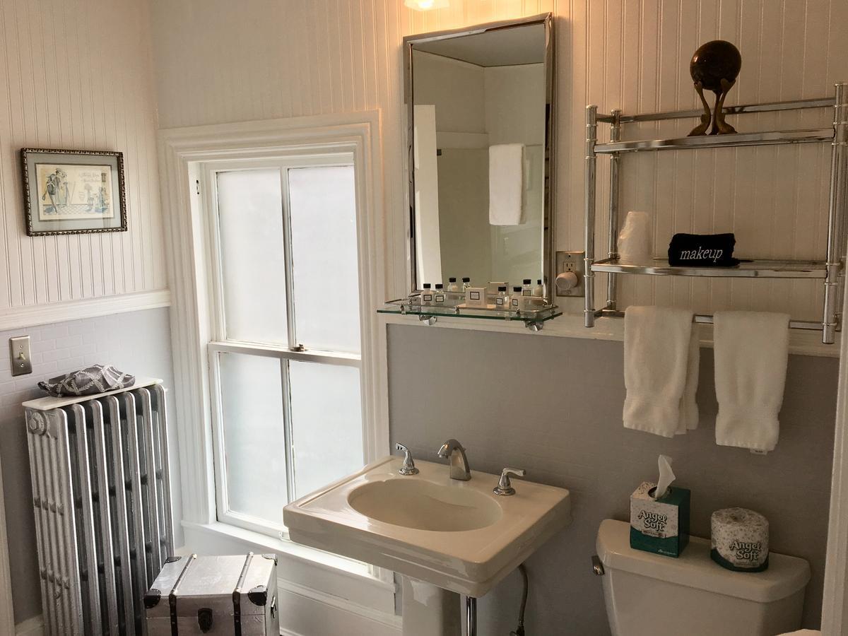 Queen Vic Guest House (Adults Only) 프로빈스타운 외부 사진